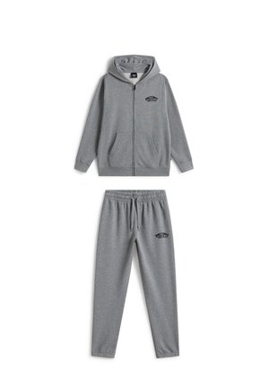 Grå hættetrøje med lynlås med lommer og matchende sweatpants med snoretræk, begge med et lille sort "Off The Wall"-logo.