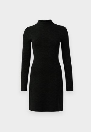 Hosszú ujjú, fekete, testhez álló ruha diszkrét virágmintás jacquard anyagból és magas nyakkivágással, térdhez érő fazonnal, sima háttérrel.