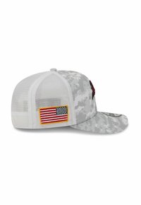 Graue Camouflage-Mütze mit Netzrücken, ausgestattet mit einem roten Akzentlogo und einem gestickten amerikanischen Flaggenaufnäher an der Seite. Flaches Schirm-Design.