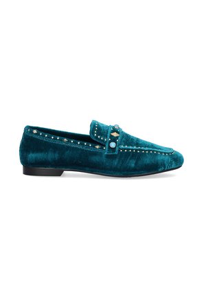 Mocasines de terciopelo verde azulado con un ligero tacón, que presentan un diseño bordado, tachuelas metálicas y una correa decorativa en la parte superior.