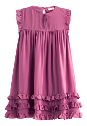 Lyserød ærmeløs kjole med flæseaccents på skuldrene og lagdelt flæsekant nederst. Lavet af blødt stof; har små lægdetaljer på overdelen.