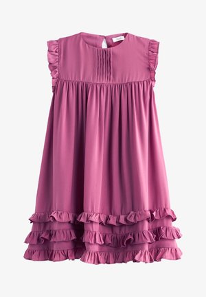 Roze mouwloze jurk met gerafelde schouderaccenten en een gelaagde gerafelde zoom. Gemaakt van zachte stof; heeft plissee-details op het lijfje.