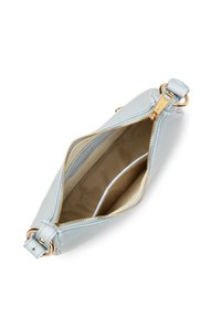 Borsa in pelle blu chiaro con hardware dorato, chiusura con zip e un interno con fodera beige e tasche aggiuntive per l'organizzazione.