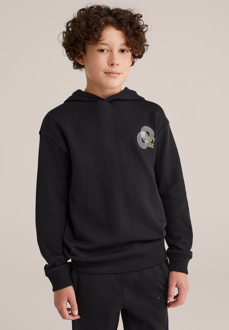 Melna kapucēta džemperis, izgatavots no mīksta auduma ar ribotām aprocēm un apakšmalu. Satur apļveida grafiku un tekstu "Miegainais suns" kontrastējošās krāsās.