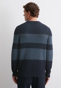 Strickpullover mit horizontalen Streifen in Dunkelblau und Hellblau. Strukturierter Stoff mit langen Ärmeln und Rundhalsausschnitt.