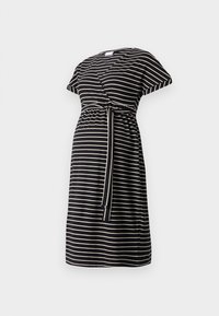 Robe de maternité noire longueur genou avec rayures blanches horizontales, manches courtes, col en V, taille élastique et ceinture en tissu assortie.