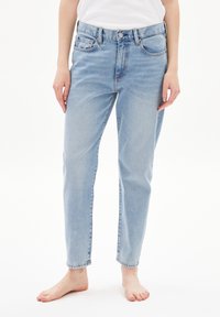 Jeans de mezclilla azul claro con cintura alta, diseño de cinco bolsillos y corte recto, con un ligero desvanecimiento y detalles de costura.
