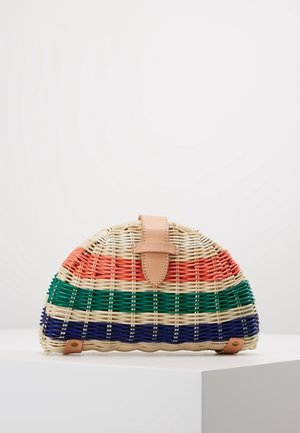 Vævet halv-cirkelformet clutch-taske med horisontale striber i koral, grøn og marineblå, med tan læderlås og hjørnedetaljer.