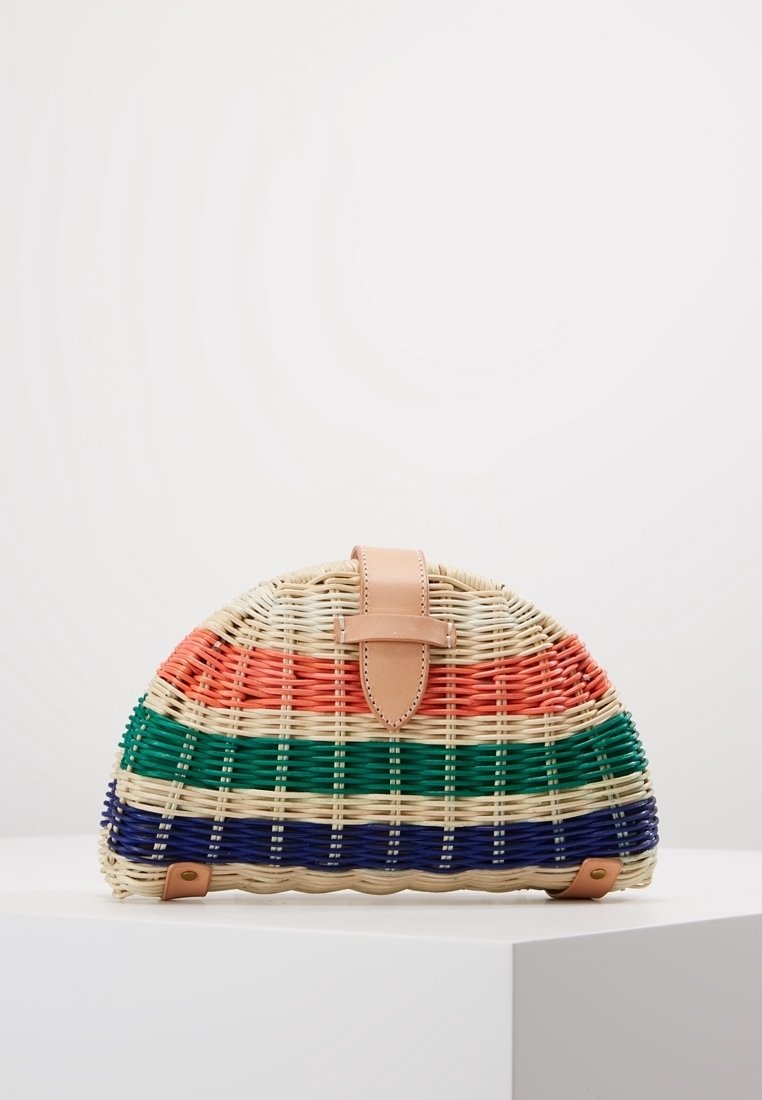 Sac pochette semi-circulaire tissé avec des rayures horizontales corail, vertes et bleu marine, doté d'un fermoir en cuir beige et d'accents aux coins.