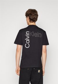Calvin Klein ANGLED BACK LOGO - Apdrukāts T-krekls - ck black