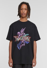 Upscale by Mister Tee YU-GHI-OH DARK MAGICIAN HEAVY  - Marškinėliai su spaudiniu - black