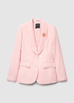 Hellrosa strukturierter Blazer mit zwei Knöpfen, Revers mit Kerbkragen und aufgesetzten Taschen. Enthält eine dekorative Blumenbrosche. Glatte Stoffstruktur.