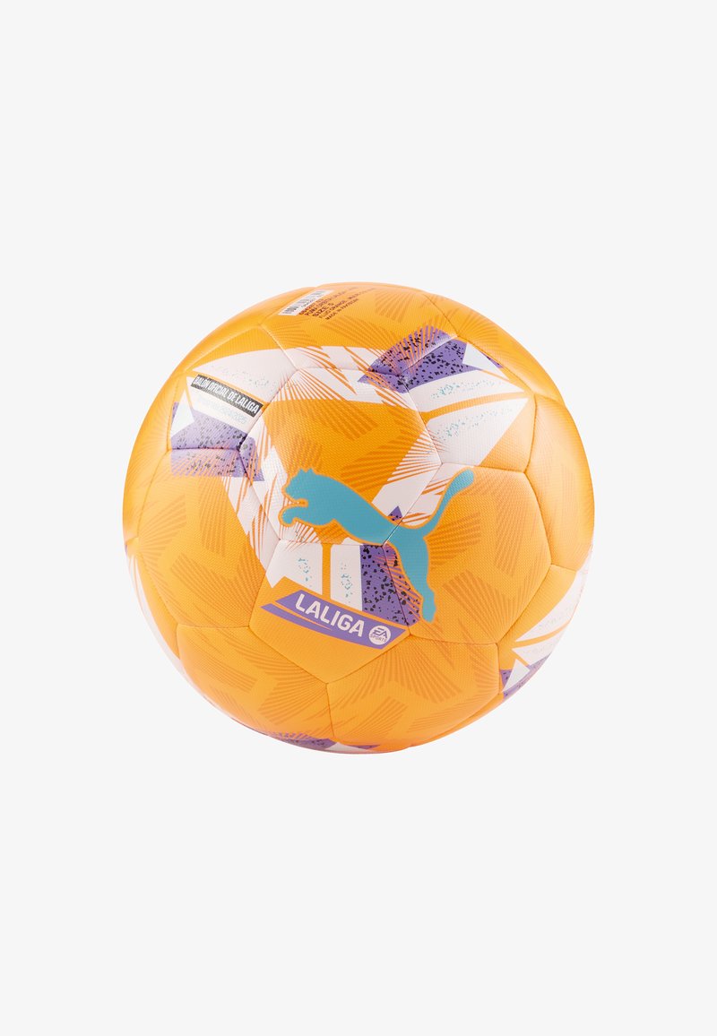 Pelota de fútbol naranja con superficie texturada, logotipo azul de Puma, patrones geométricos blancos y morados, y marca "LALIGA".