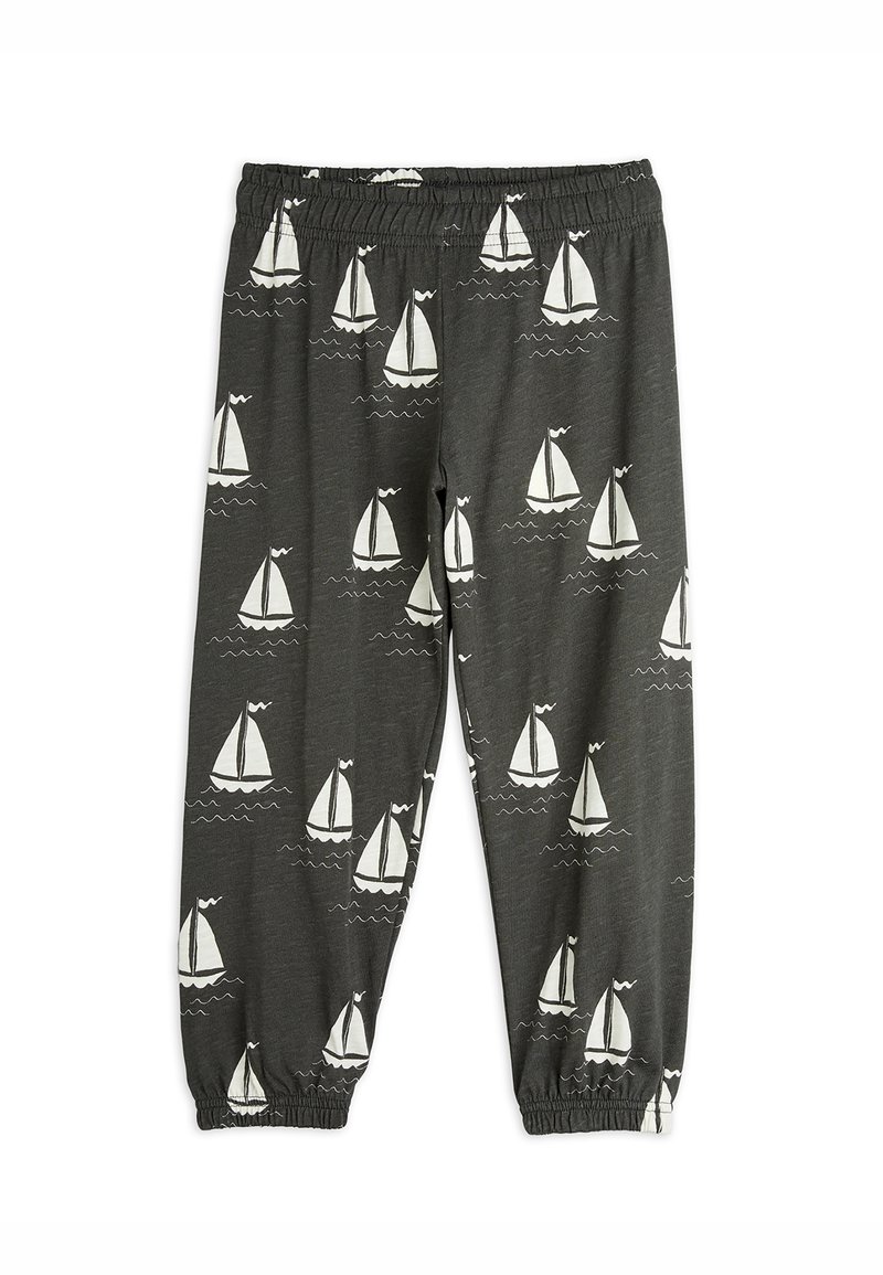 Calças de algodão cinzentas com cintura elástica, apresentando um padrão de veleiros brancos e linhas onduladas ao longo do tecido, ajustadas nos tornozelos.