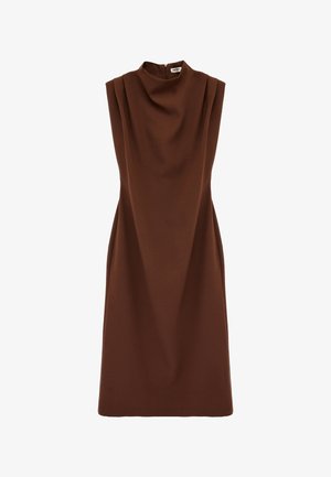 Abito marrone senza maniche, lunghezza al ginocchio, con collo alto e dettaglio frontale drappeggiato sottile, realizzato in tessuto liscio con chiusura a cerniera sul retro.