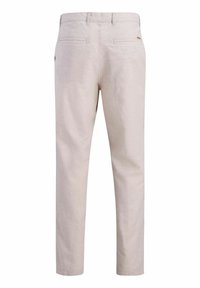 Vue arrière d'un pantalon beige décontracté avec passants de ceinture et deux poches passepoilées à l'arrière sur fond blanc.