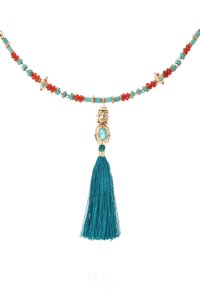 Collier perlé avec des accents turquoise, rouges et dorés. Présente un pendentif en forme de frange dorée avec une pierre turquoise et des motifs délicats.