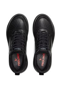 Zapatillas deportivas de cuero negro con detalles perforados, cordones negros y suela interior roja a contraste con la marca "Pikolinos".