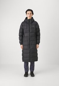 Giacca invernale nera lunga con cappuccio, chiusura zip frontale, polsini elasticizzati e due tasche laterali, caratterizzata da un design trapuntato e una texture liscia.