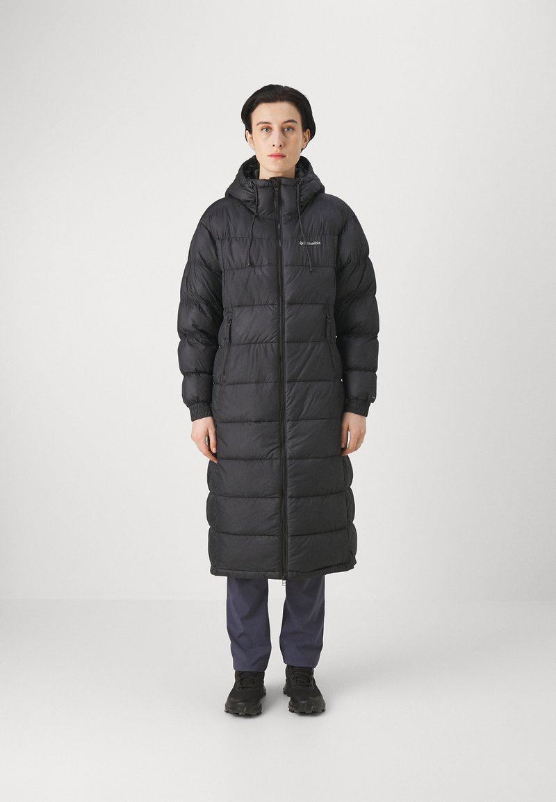 Giacca invernale nera lunga con cappuccio, chiusura zip frontale, polsini elasticizzati e due tasche laterali, caratterizzata da un design trapuntato e una texture liscia.