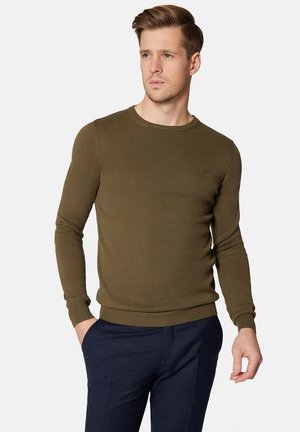 Oliwkowy sweter z dzianiny z okrągłym dekoltem, ściągaczami na rękawach i u dołu. Posiada małe logo na klatce piersiowej oraz dopasowany krój.