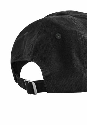 Melnā cepure ar teksturētu audumu, izliekts maliņš, regulējams siksniņa aizmugurē un neliela dekoratīva pogi augšpusē.