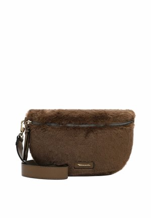 Sac bandoulière en fausse fourrure marron avec fermeture éclair horizontale et sangle en cuir réglable sur fond blanc.