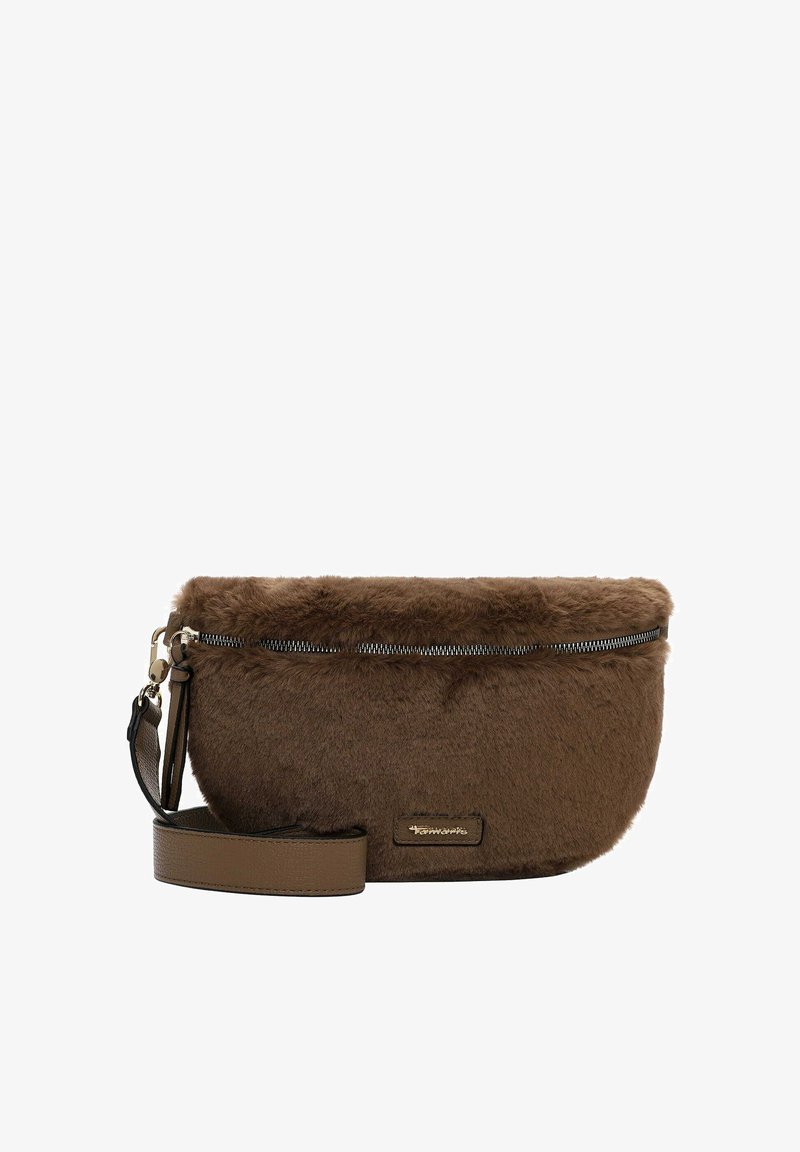 Sac bandoulière en fausse fourrure marron avec fermeture éclair horizontale et sangle en cuir réglable sur fond blanc.