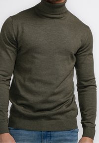 Maglione a collo alto verde oliva in un morbido tessuto knit, con un design aderente, maniche lunghe e orlo e polsini a costine.