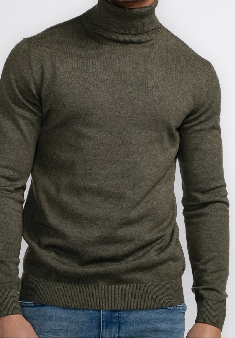 Maglione a collo alto verde oliva in un morbido tessuto knit, con un design aderente, maniche lunghe e orlo e polsini a costine.