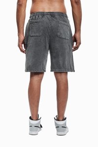 Grå bomullsshorts med snøring i livet, som har to baklommer og sømdetaljer. Brukt med høye sneakers.