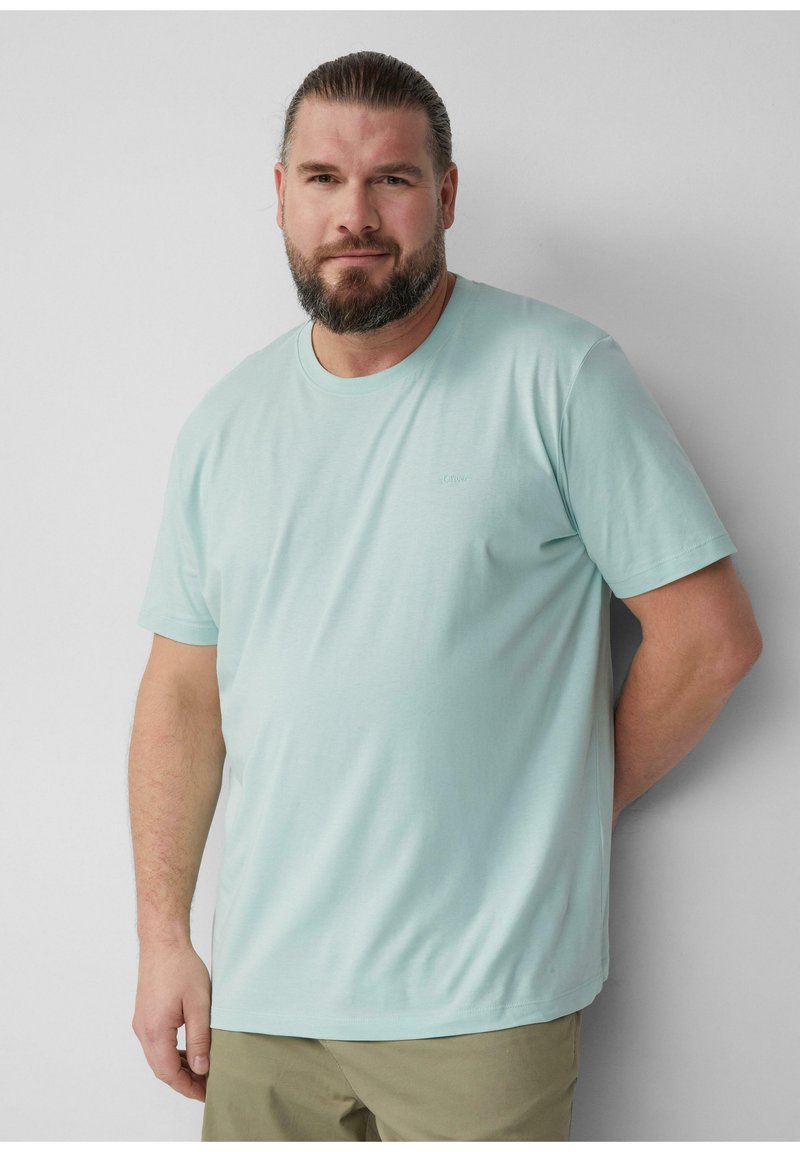 Miętowa koszulka z miękkiego materiału, z okrągłym dekoltem, krótkimi rękawami, z subtelnym detalem logo na klatce piersiowej.