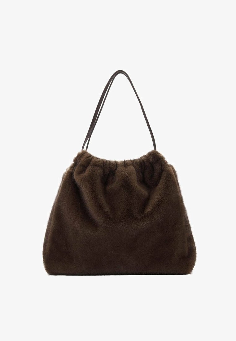 Brązowa torba futrzana o miękkiej fakturze, z gromadzonym wierzchem i dwoma smukłymi paskami na ramię. Projekt charakteryzuje się zaokrąglonym kształtem i brakiem widocznych elementów metalowych.