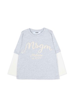 Grijze t-shirt met lange witte mouwen, met crèmekleurige tekst "Msgm Milano est 2009" in een cursieve lettertype; twee drukknoopjes op de schouder.