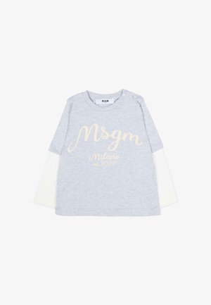 Szary t-shirt z długimi białymi rękawami, z kremowym napisem "Msgm Milano est 2009" w kursywie; dwa zatrzaski na ramieniu.
