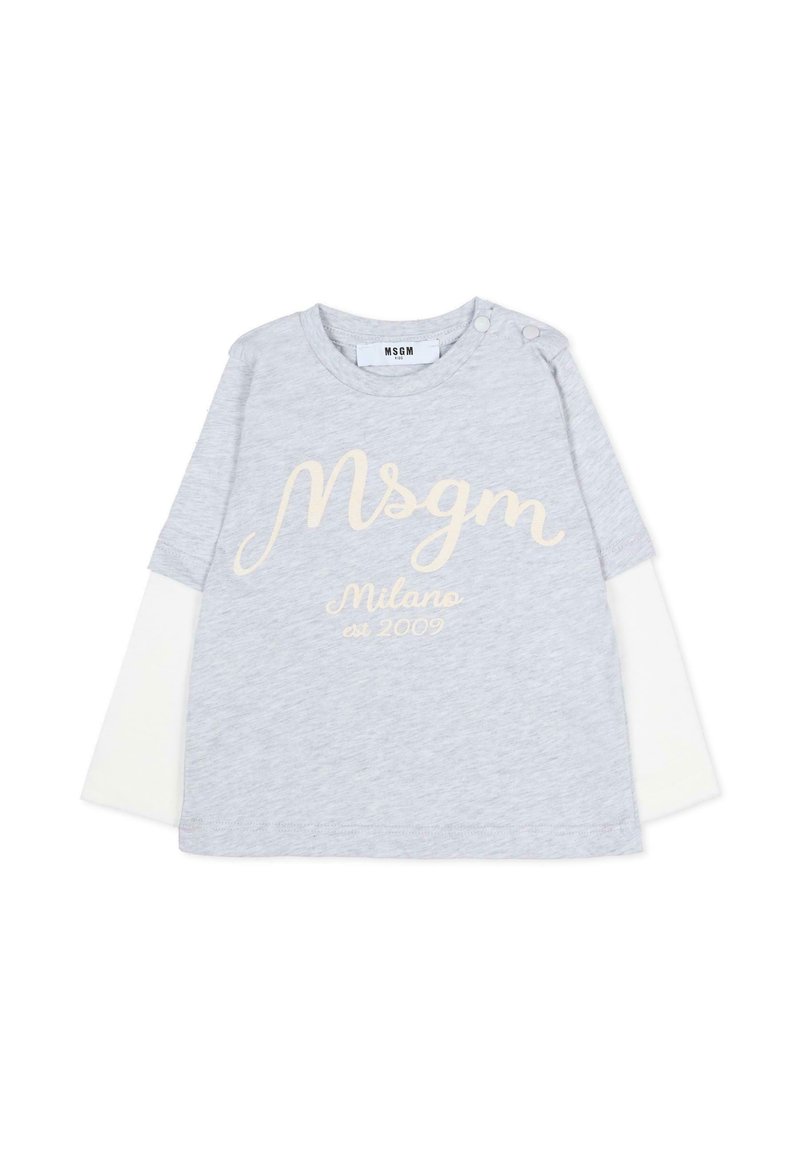 T-shirt grigia con maniche lunghe bianche, con testo color crema "Msgm Milano est 2009" in carattere corsivo; due bottoni a pressione sulla spalla.