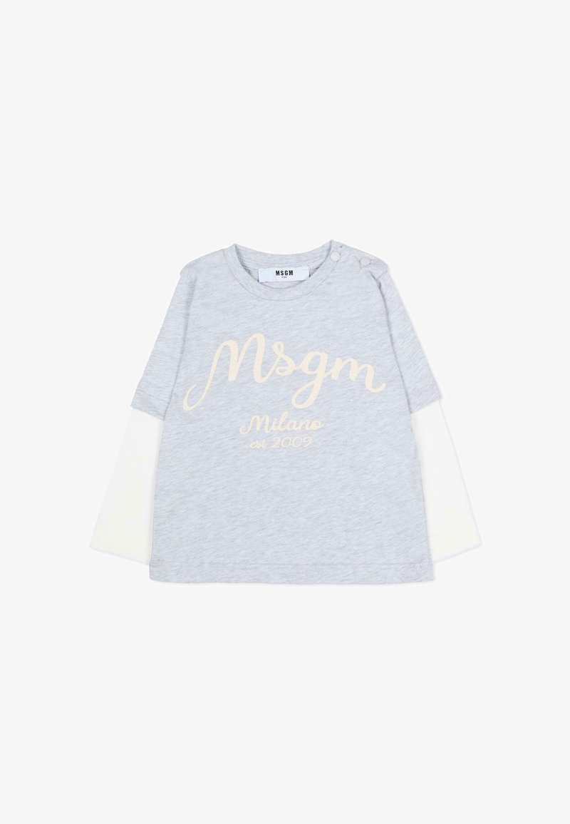 T-shirt grigia con maniche lunghe bianche, con testo color crema "Msgm Milano est 2009" in carattere corsivo; due bottoni a pressione sulla spalla.