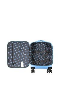 Maleta de estructura rígida, exterior en azul claro, textura suave, cuatro ruedas, cierre de cremallera. El interior presenta un forro negro con patrones coloridos y correas.