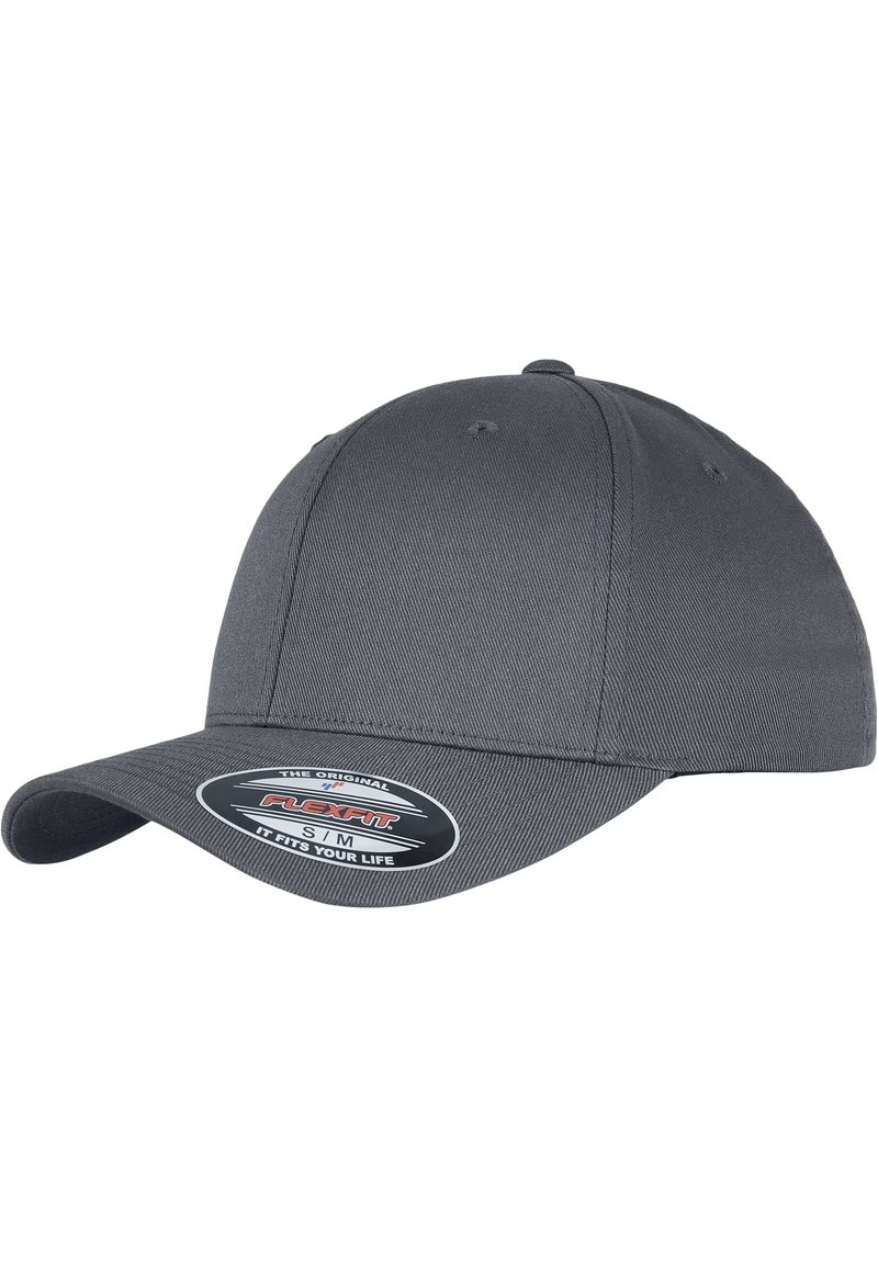 Casquette Flexfit grise avec une couronne arrondie et un visière incurvé. Fabriquée en tissu texturé avec un patch logo à l'avant.