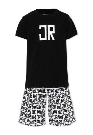 Czarny t-shirt z krótkim rękawem z białym logo "JR" w połączeniu z białymi szortami z czarnym wzorem "JR" na całej powierzchni.