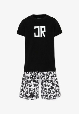 T-shirt noir à manches courtes avec un logo blanc "JR", associé à un short blanc avec un motif "JR" noir sur l'ensemble.