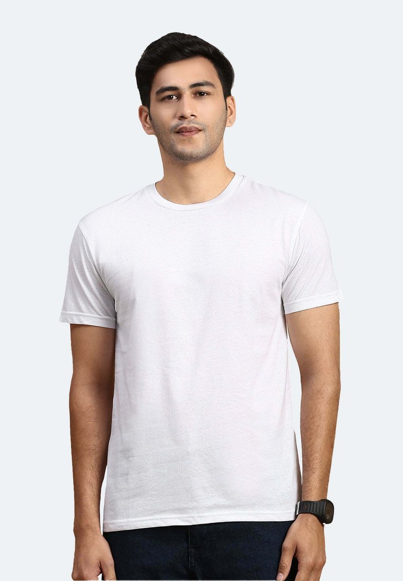 Weißes Baumwoll-T-Shirt mit kurzen Ärmeln, einem klassischen Rundhalsausschnitt und einer glatten Textur, getragen von einer Person vor einem hellen Hintergrund.