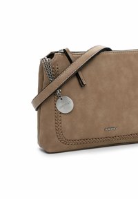 Hnědá kožená crossbody taška s tkaným detailem, stříbrným řetízkovým popruhem, embosovaným logem a kulatou kovovou visačkou. Zipperové uzavírání na vrchu.