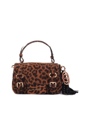 Borsa a tracolla marrone con stampa leopardata, dettagli in oro, doppio manico superiore e pendaglio decorativo. Forma rettangolare compatta e materiale testurizzato.