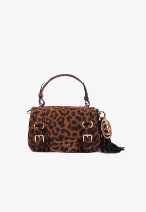 Borsa a tracolla marrone con stampa leopardata, dettagli in oro, doppio manico superiore e pendaglio decorativo. Forma rettangolare compatta e materiale testurizzato.