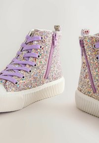 Sneaker alte con un esterno glitterato di lavanda, suole in gomma bianche, lacci viola e dettaglio con zip laterale.