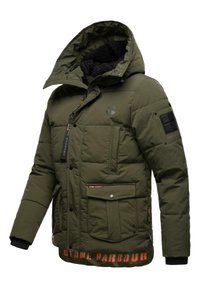 Olivgrön vadderad vinterjacka med en huva fodrad med päls, dragkedja och tryckknappar, logotyp på bröstet och framfickor med lock.