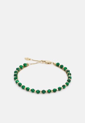 Grünes Perlenarmband mit goldenen Akzenten, das hexagonale Perlen, abwechselnde Muster und einen Karabinerverschluss aufweist.