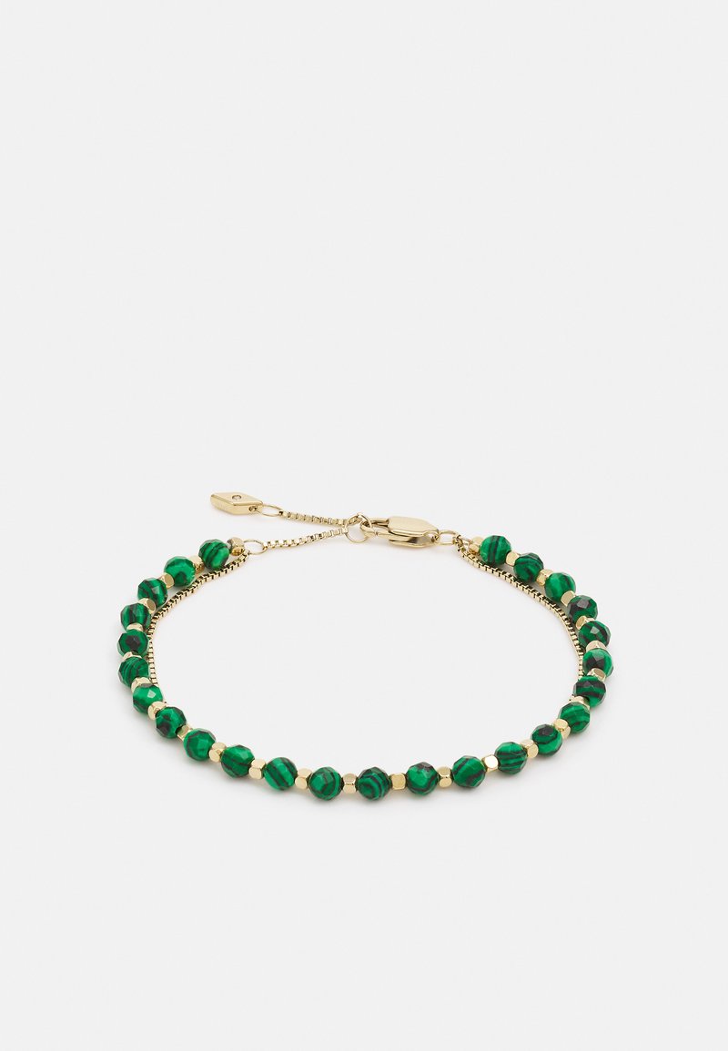 Grünes Perlenarmband mit goldenen Akzenten, das hexagonale Perlen, abwechselnde Muster und einen Karabinerverschluss aufweist.