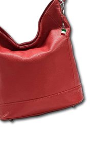 Rode leren handtas met een zachte textuur, gebogen vorm en een decoratieve Italiaanse vlag charm die is bevestigd aan een zilveren hardware detail.